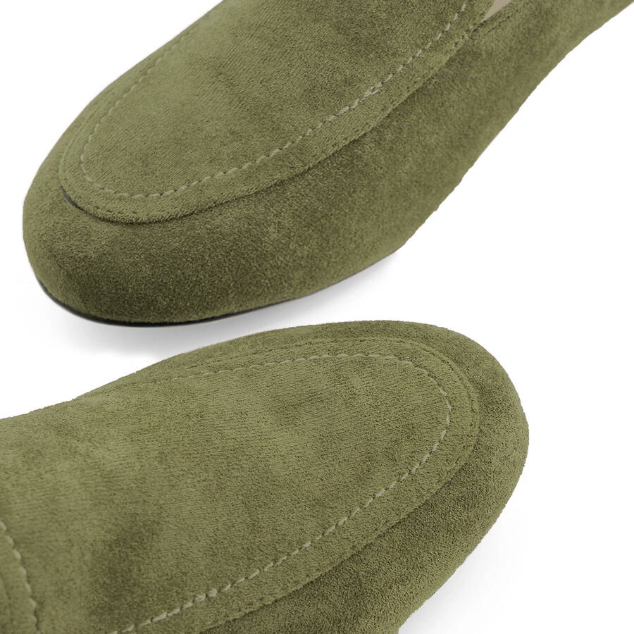 Moccasins in kaki faux suede 