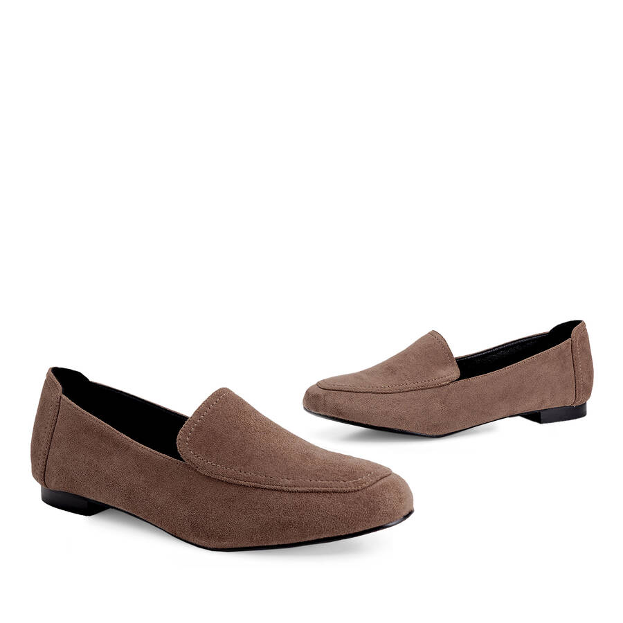 Moccasins in light brown faux suede 