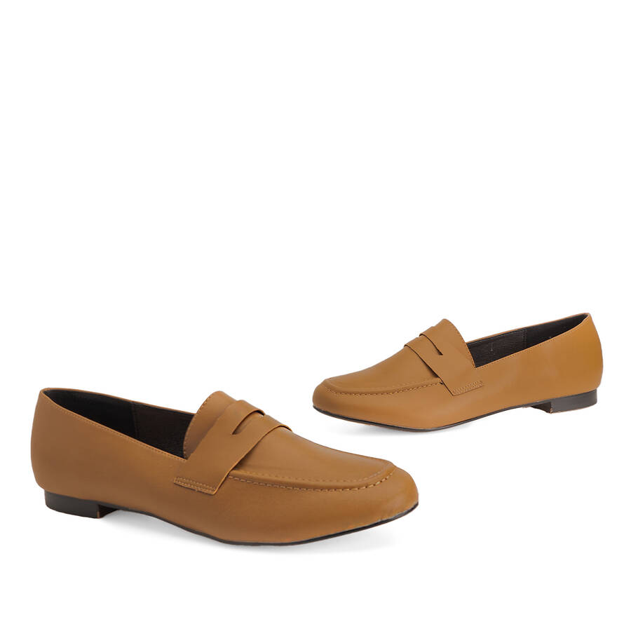 Penny loafer in camel colored faux leather 