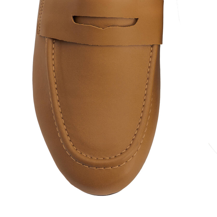 Penny loafer in camel colored faux leather 