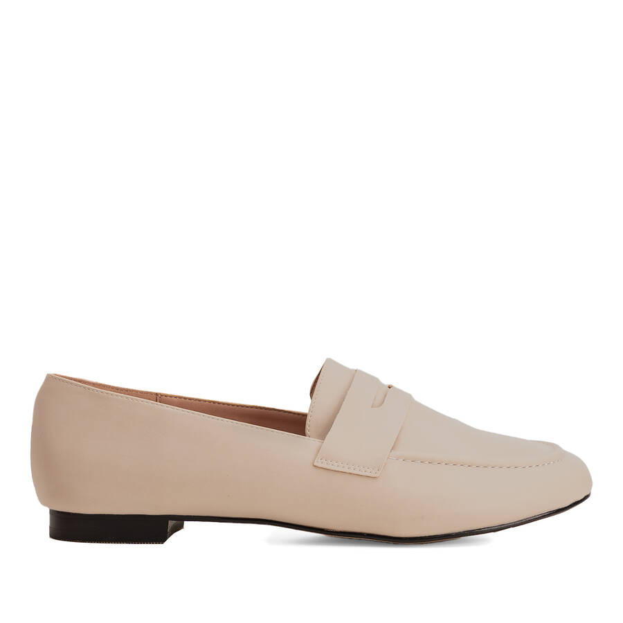 Penny loafer in ivory colored faux leather 