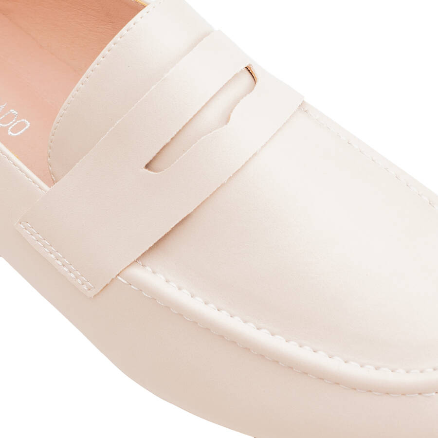 Penny loafer in ivory colored faux leather 