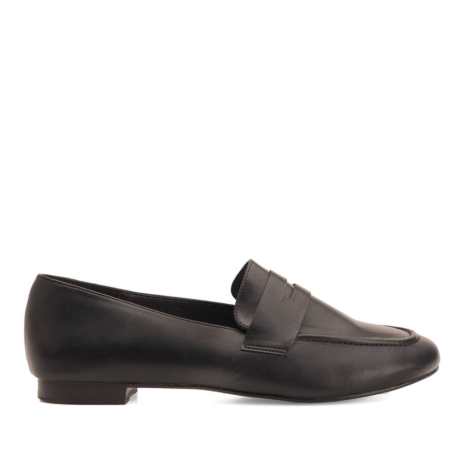 Penny loafer in black faux leather 