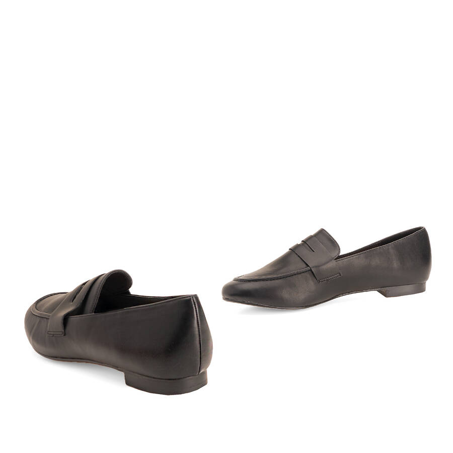 Penny loafer in black faux leather 