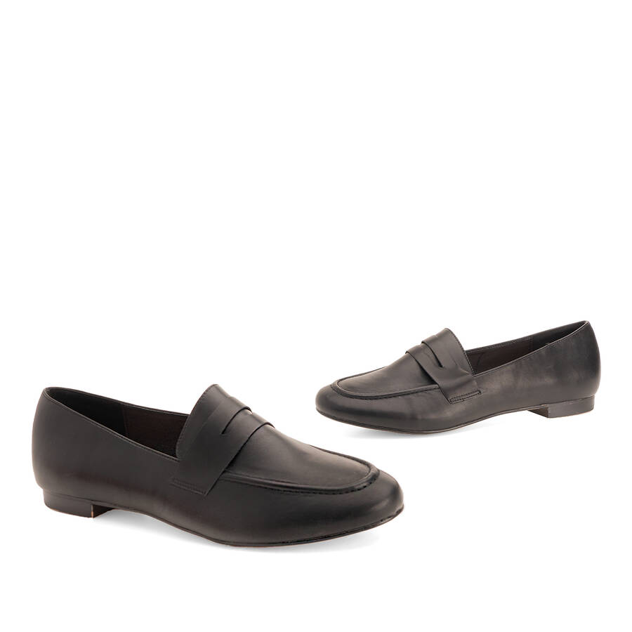 Penny loafer in black faux leather 