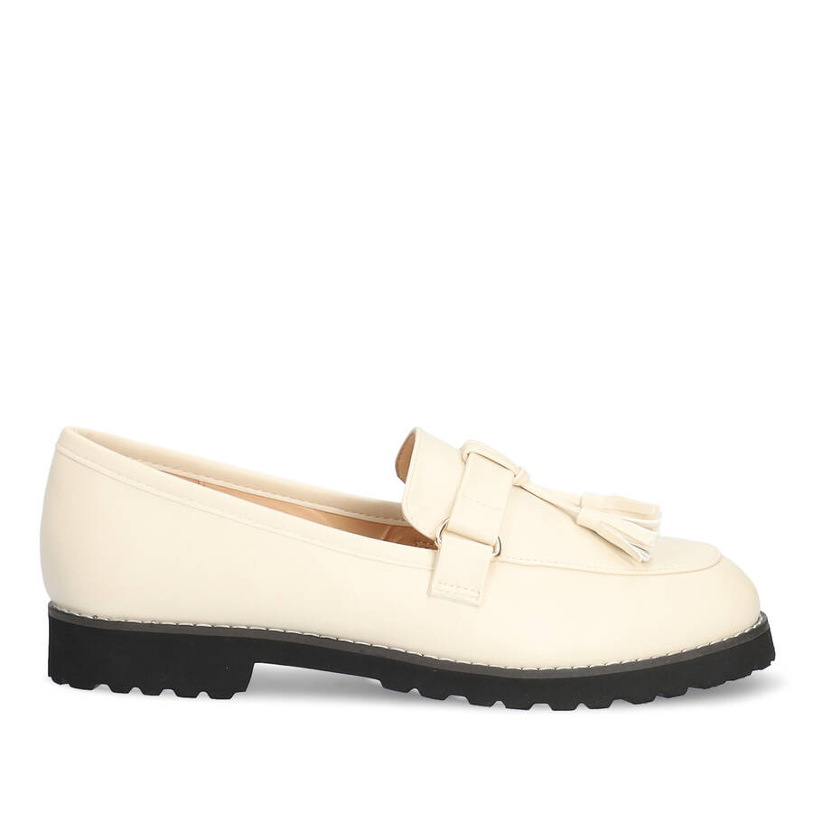 Moccasins in ivory colored faux leather and tassle 