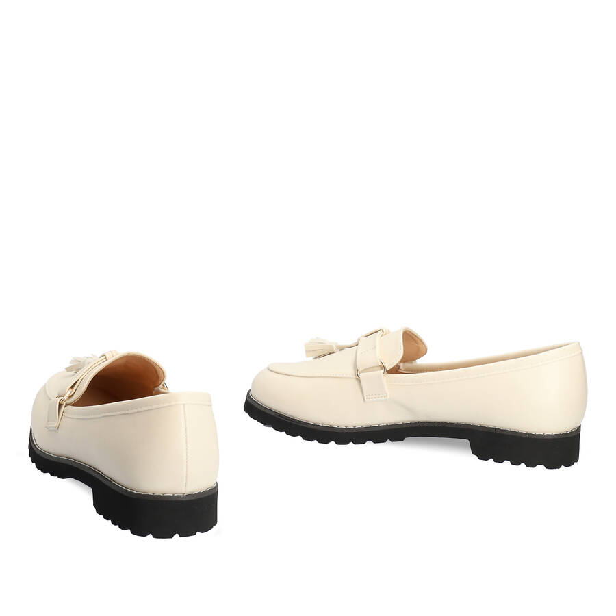 Moccasins in ivory colored faux leather and tassle 