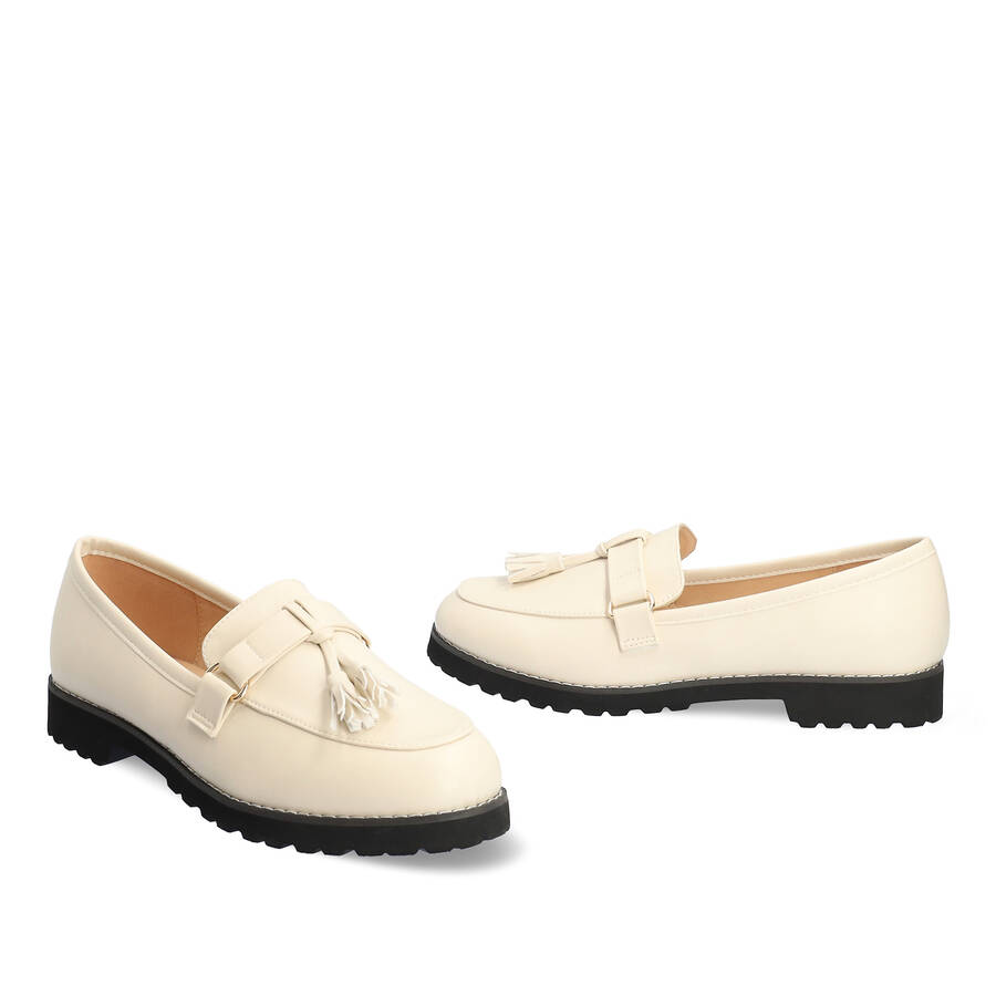 Moccasins in ivory colored faux leather and tassle 