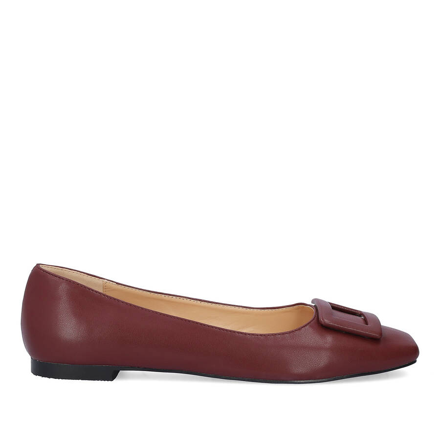 Flat ballerinas in burgundy faux leather 