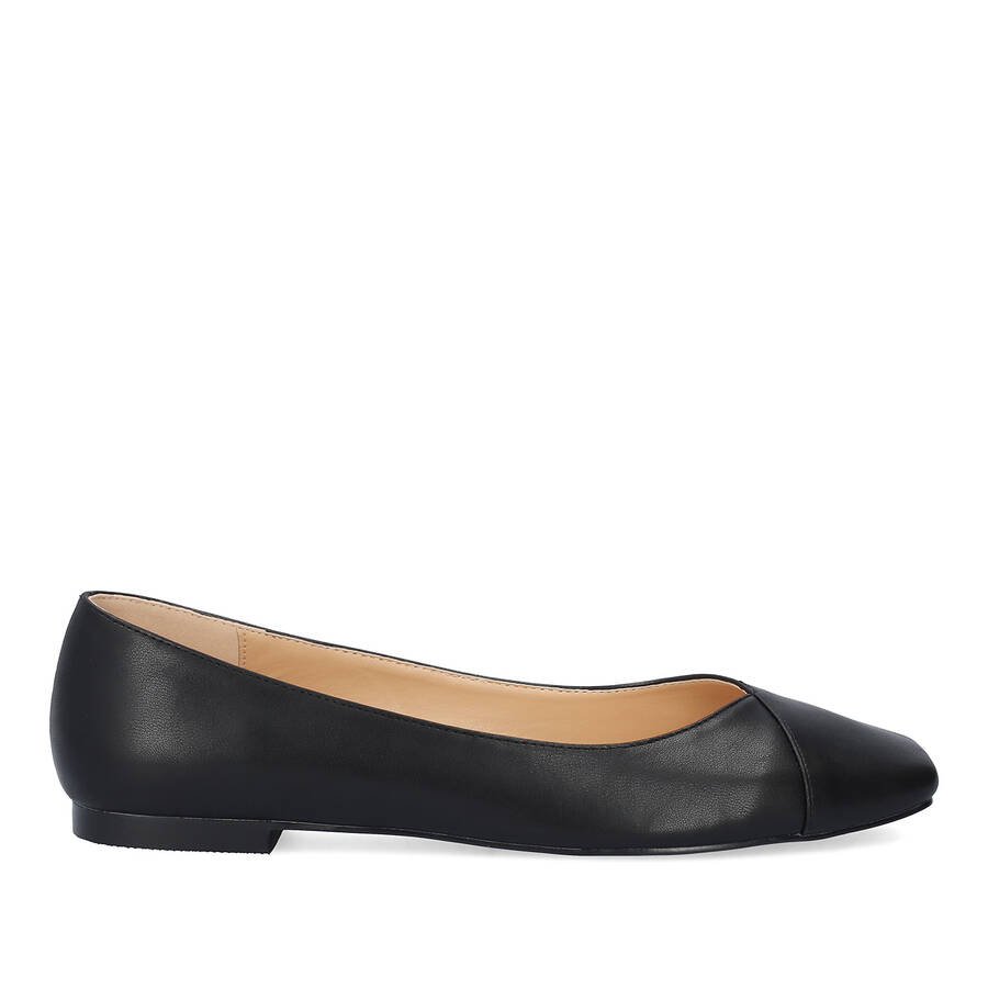 Black coloured faux leather ballerina 