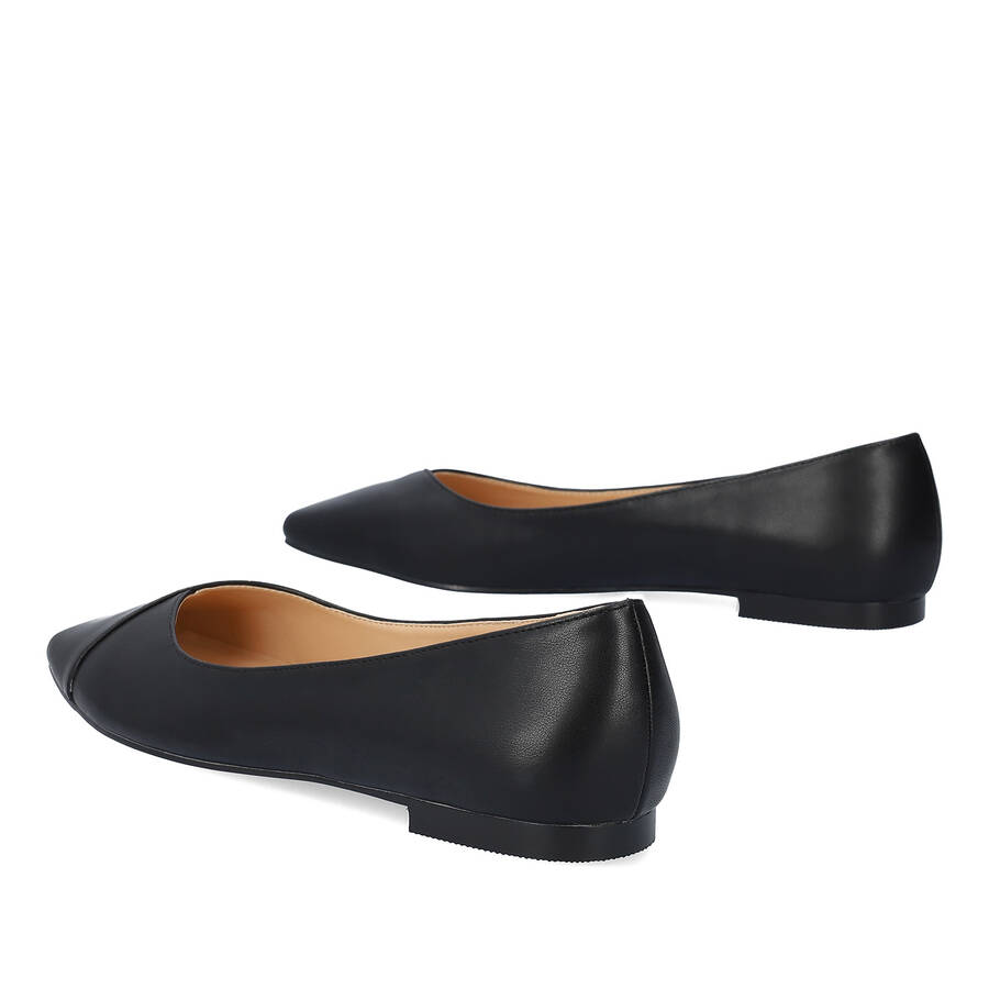 Black coloured faux leather ballerina 