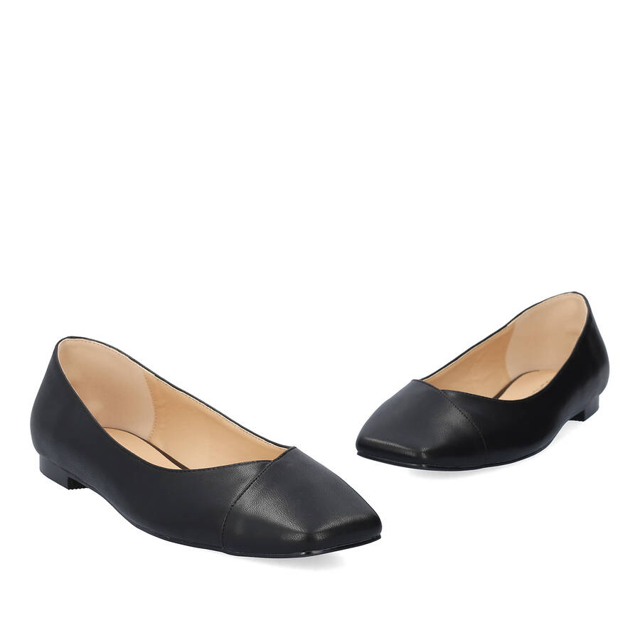 Black coloured faux leather ballerina 