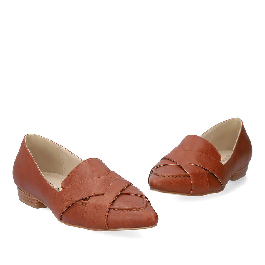 Pointed toe loafers in brown faux leather 