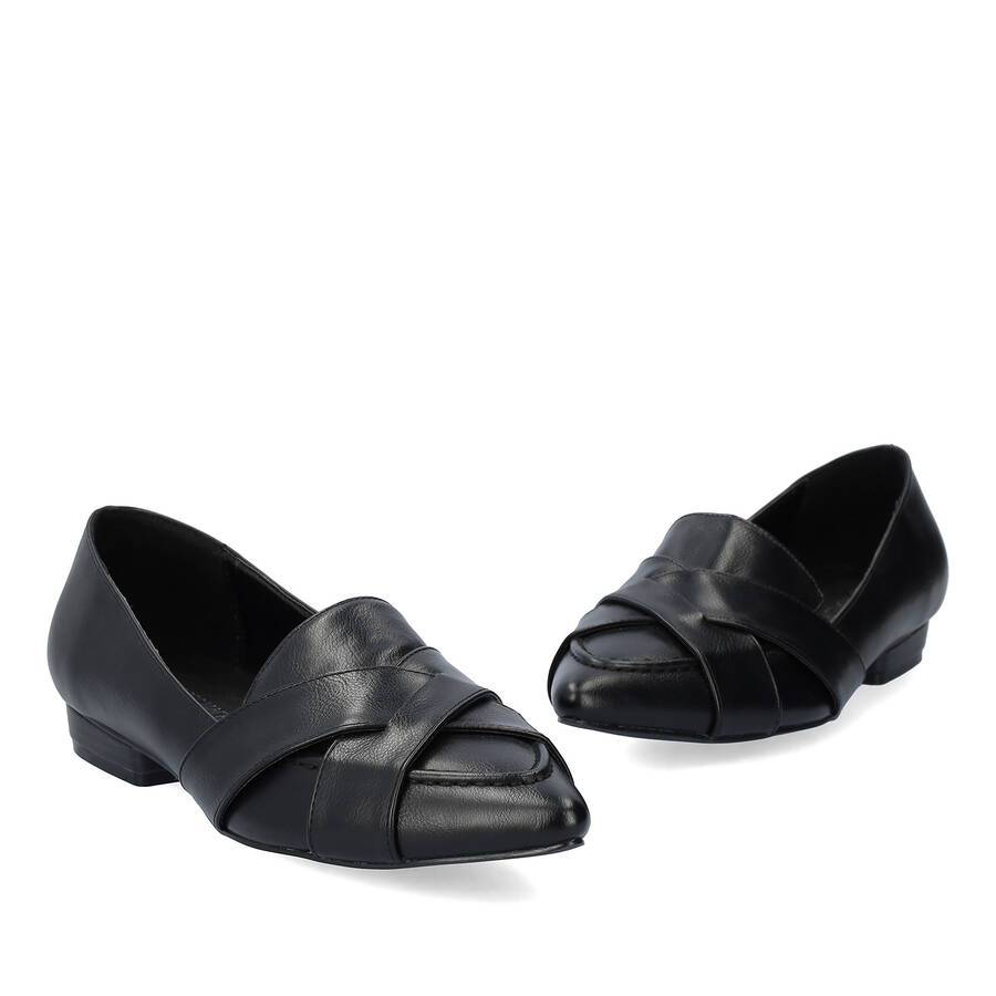 Pointed toe loafers in black faux leather 