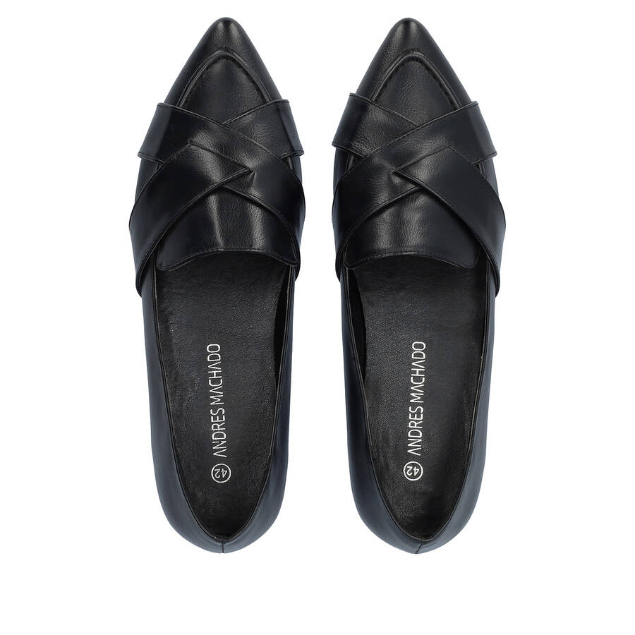 Pointed toe loafers in black faux leather 