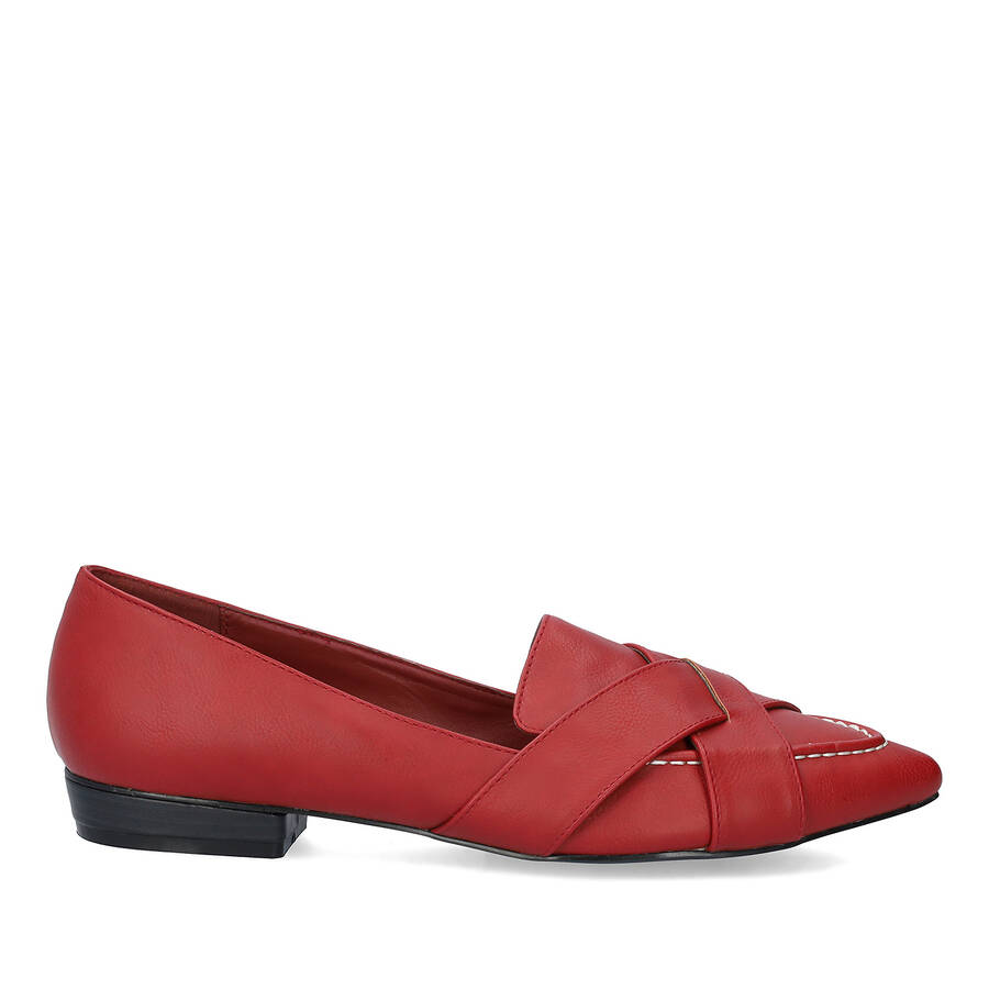 Pointed toe loafers in red faux leather 