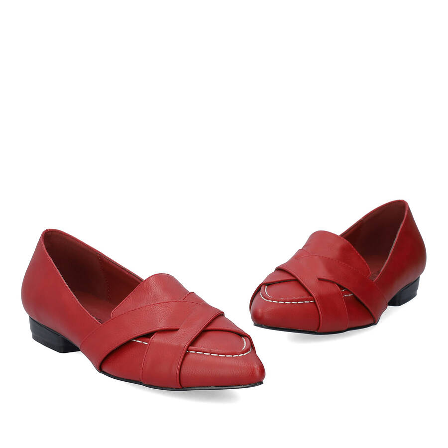 Pointed toe loafers in red faux leather 