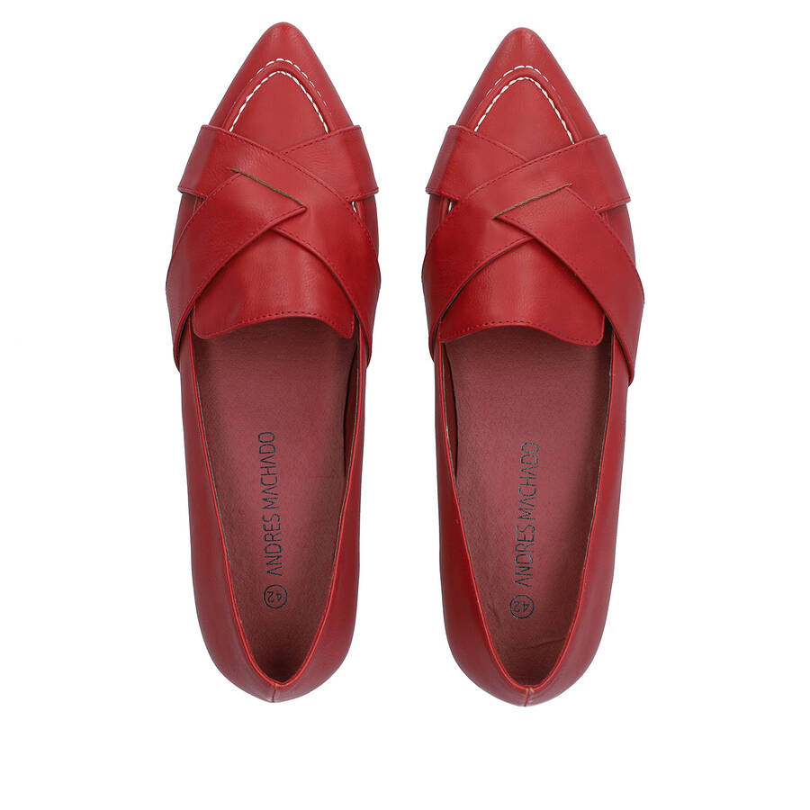 Pointed toe loafers in red faux leather 