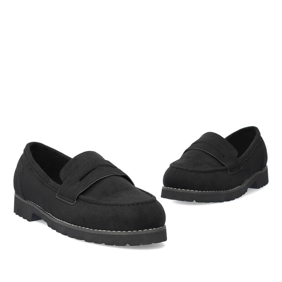 Moccasins in black faux suede and track sole 