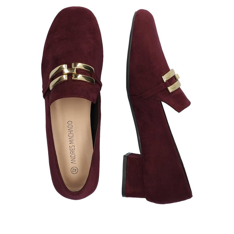 Moccasins in burgundy faux suede with chain detail 