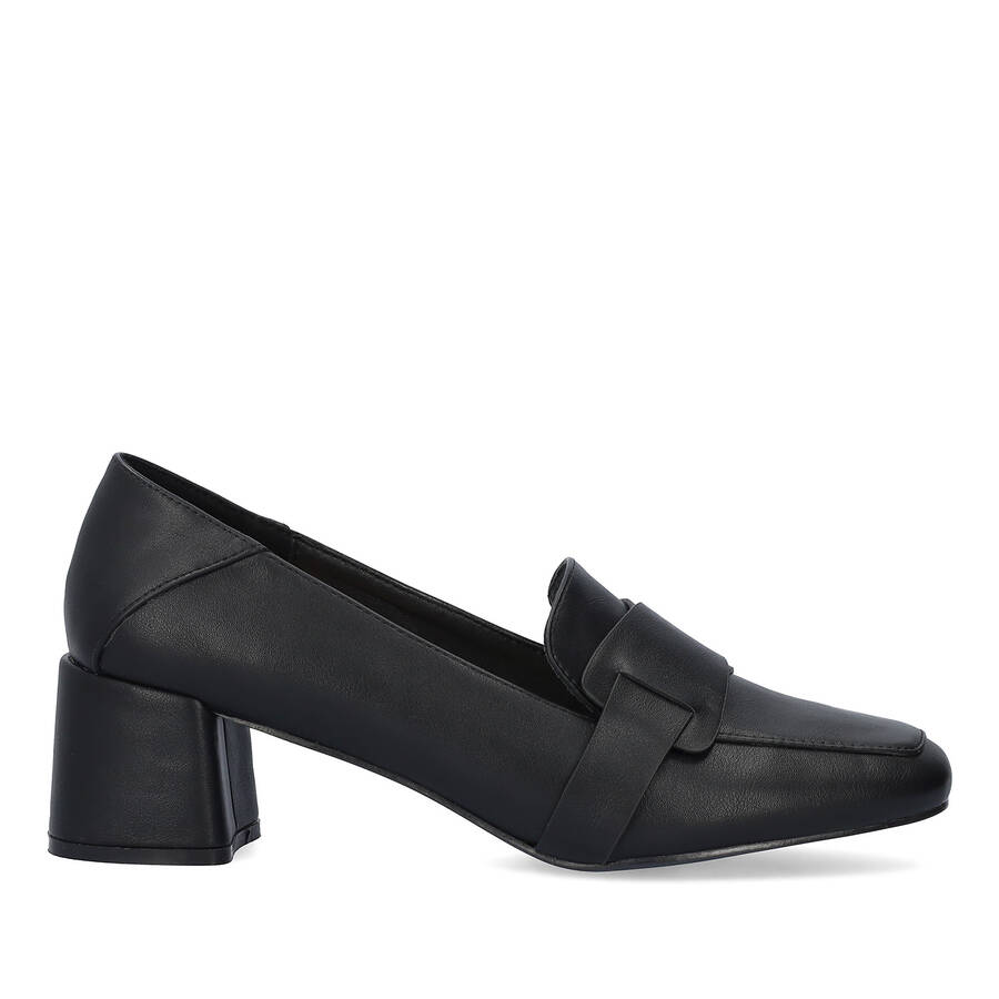 Heeled moccasin in black faux leather 