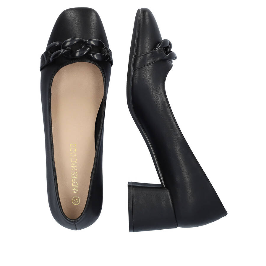 Heeled shoes in black faux leather 