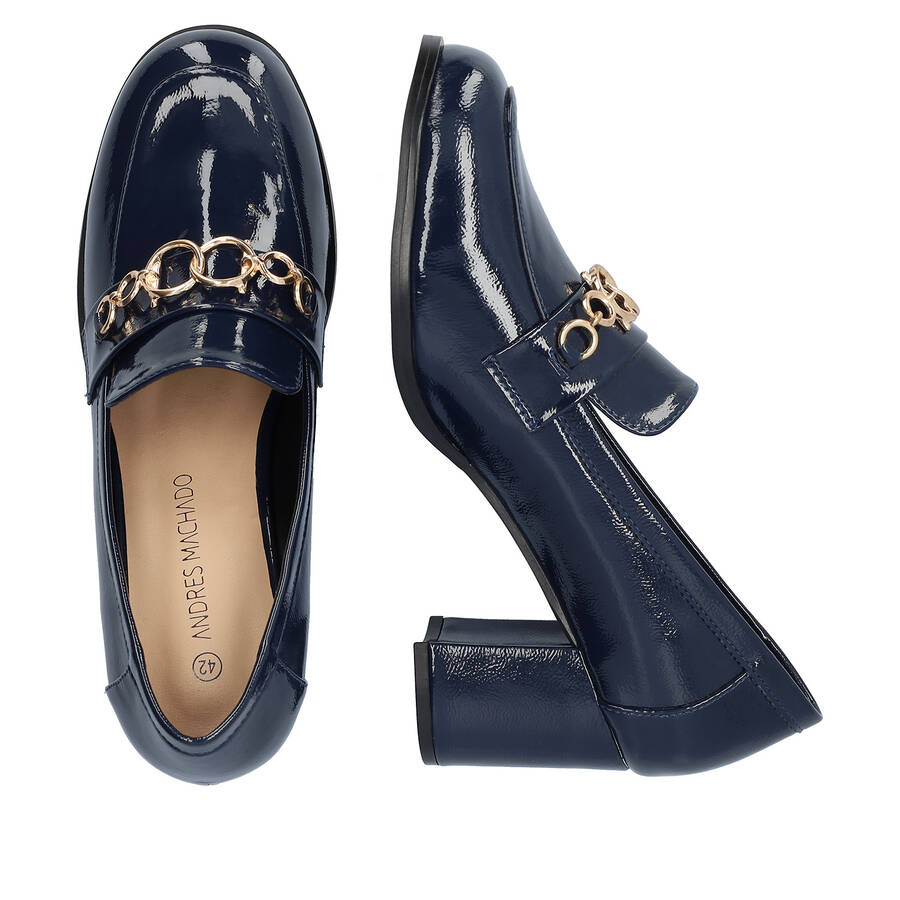 Heeled moccasins in navy patent 