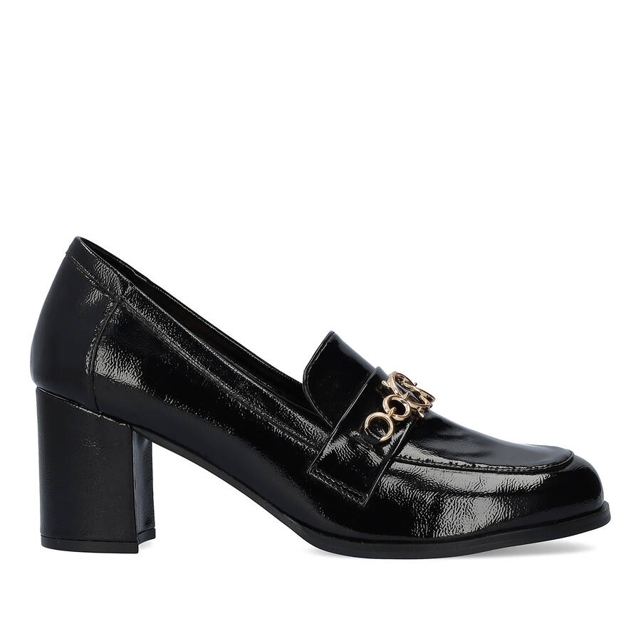 Heeled moccasins in black patent 