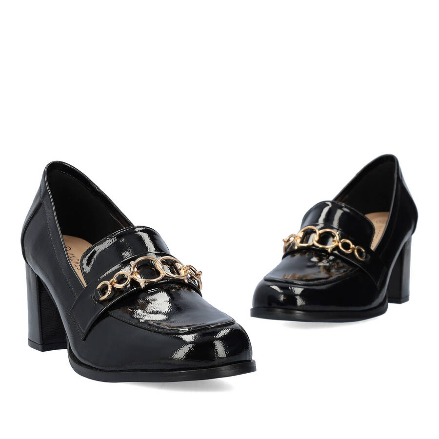 Heeled moccasins in black patent 