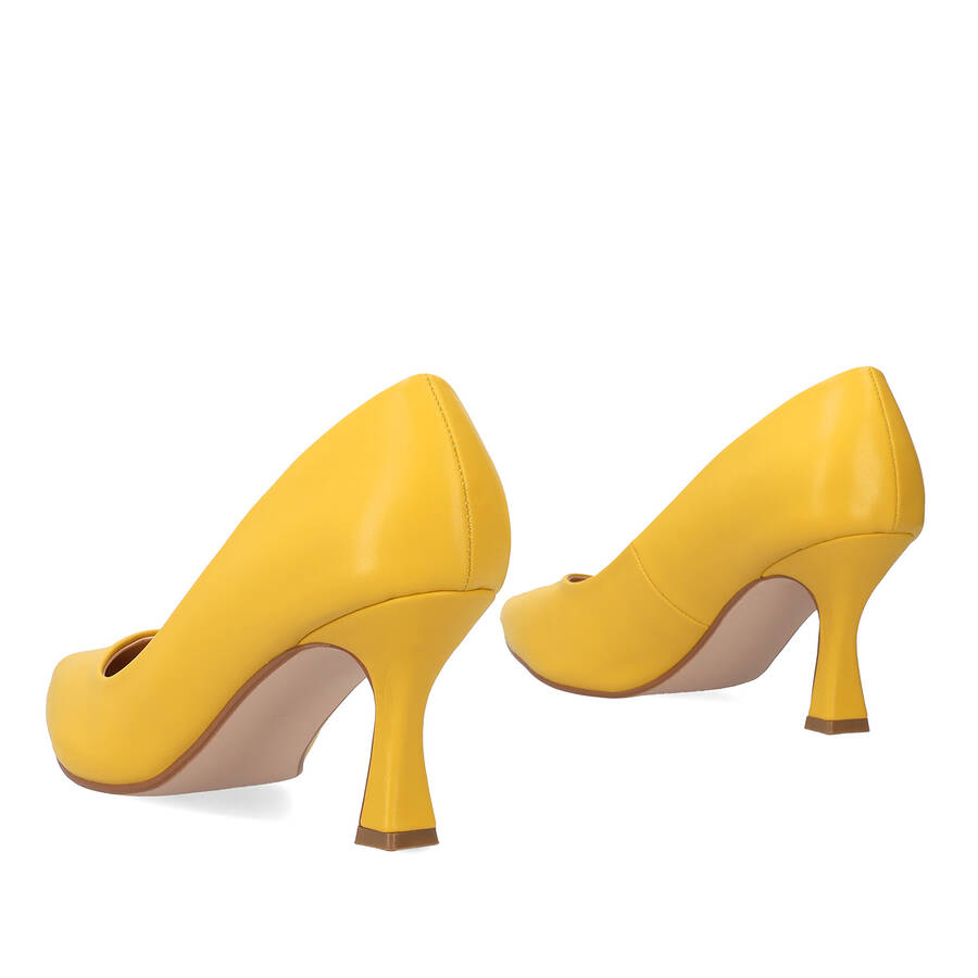 Heeled shoes in yellow faux leather 