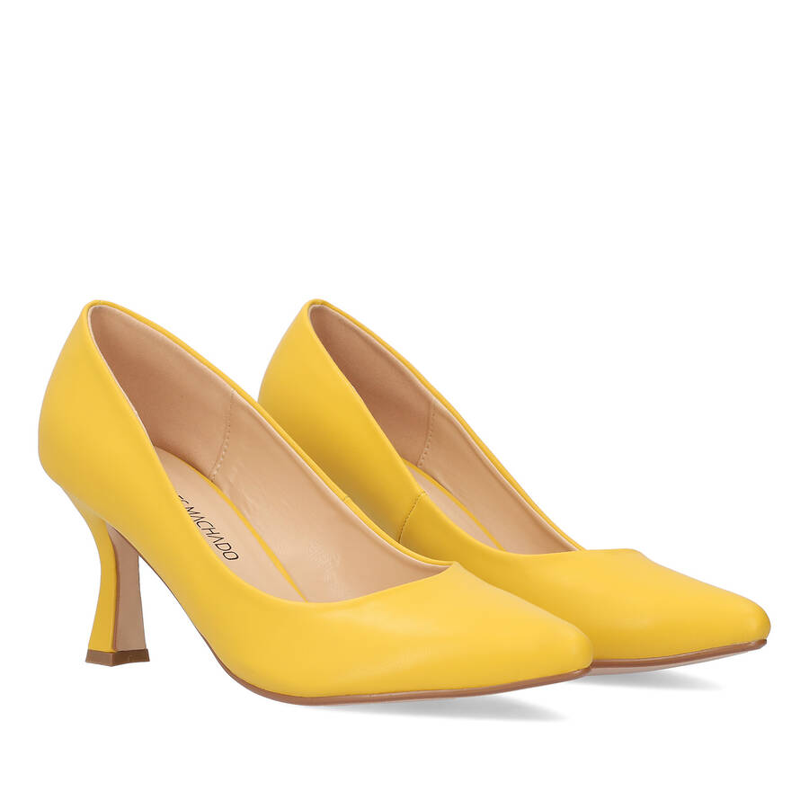 Heeled shoes in yellow faux leather 