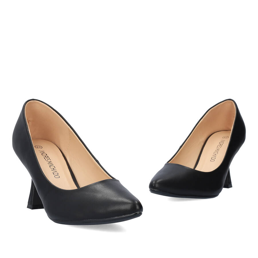 Heeled shoes in black faux leather 