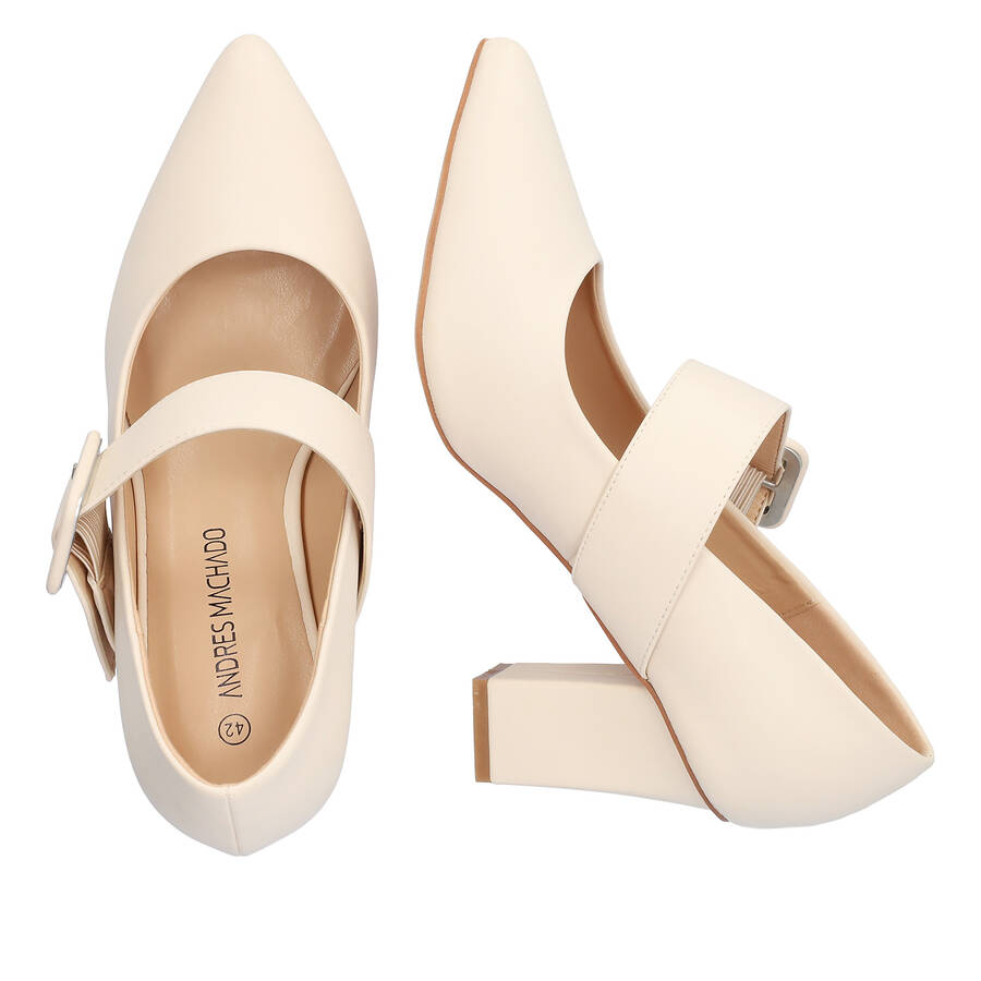 Classic pumps in off white faux leather 