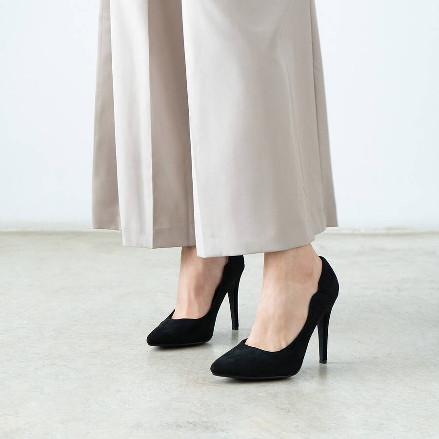 Pumps aus schwarzem Velourlederimitat 