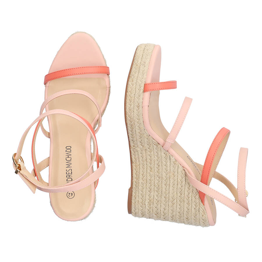 Salmon-colored soft fabric sandal with a jute wedge 