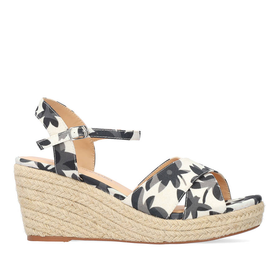 Black-toned fabric sandal with a jute wedge 