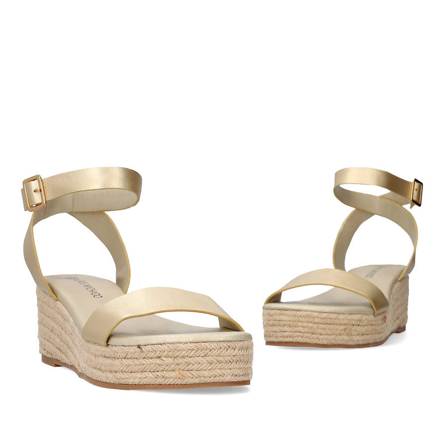 Gold soft sandals with a jute wedge 