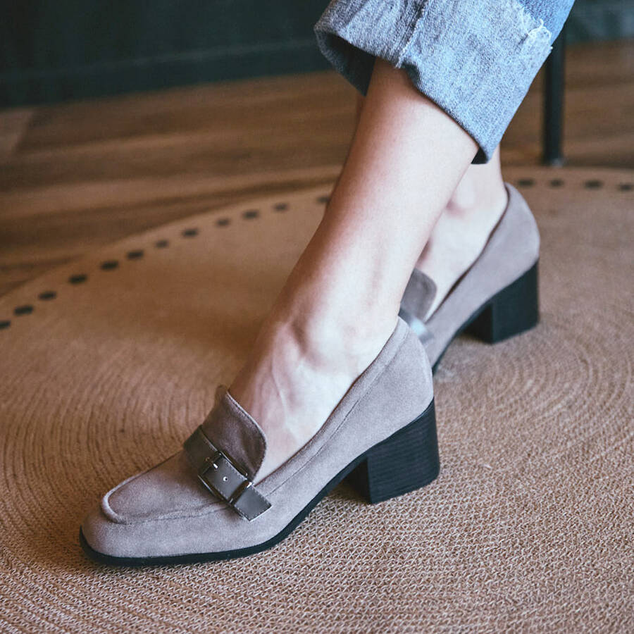 Heeled loafer in grey suede material 