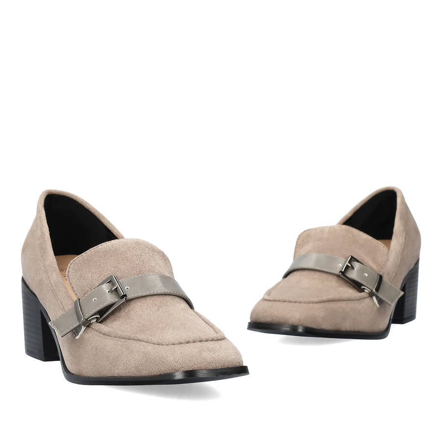 Heeled loafer in grey suede material 