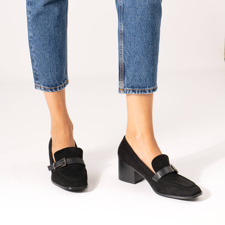 Heeled loafer in black suede material 