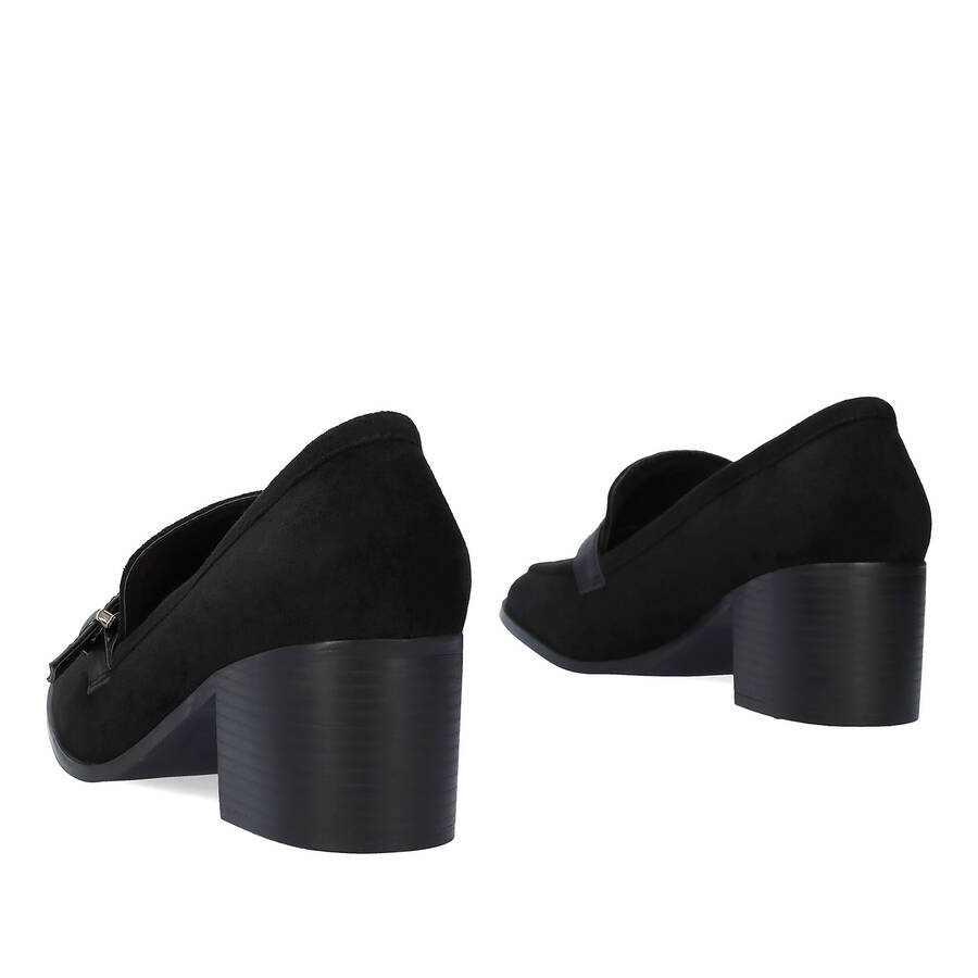 Heeled loafer in black suede material 