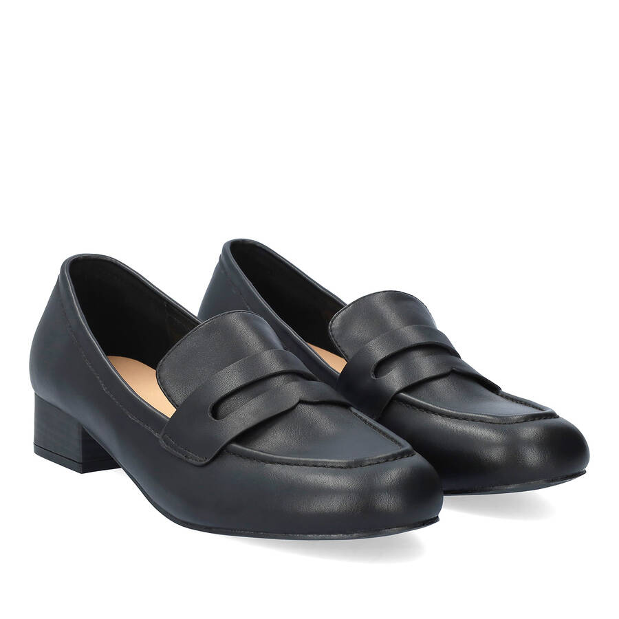 Heeled loafer in soft black faux leather 