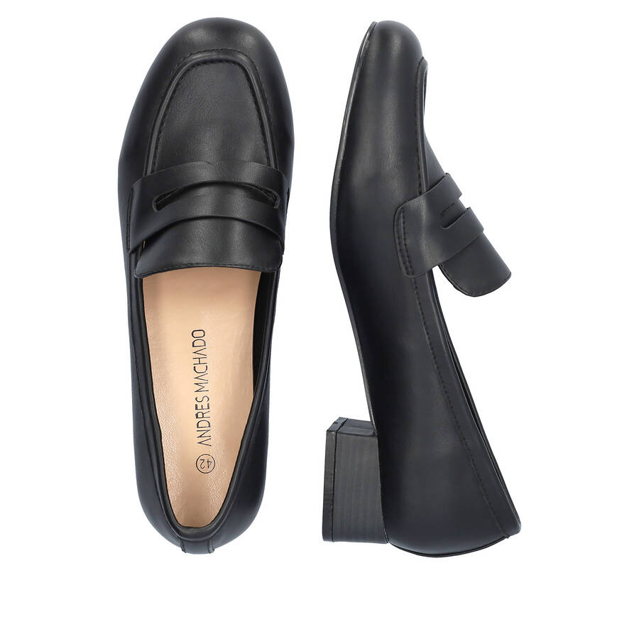 Heeled loafer in soft black faux leather 