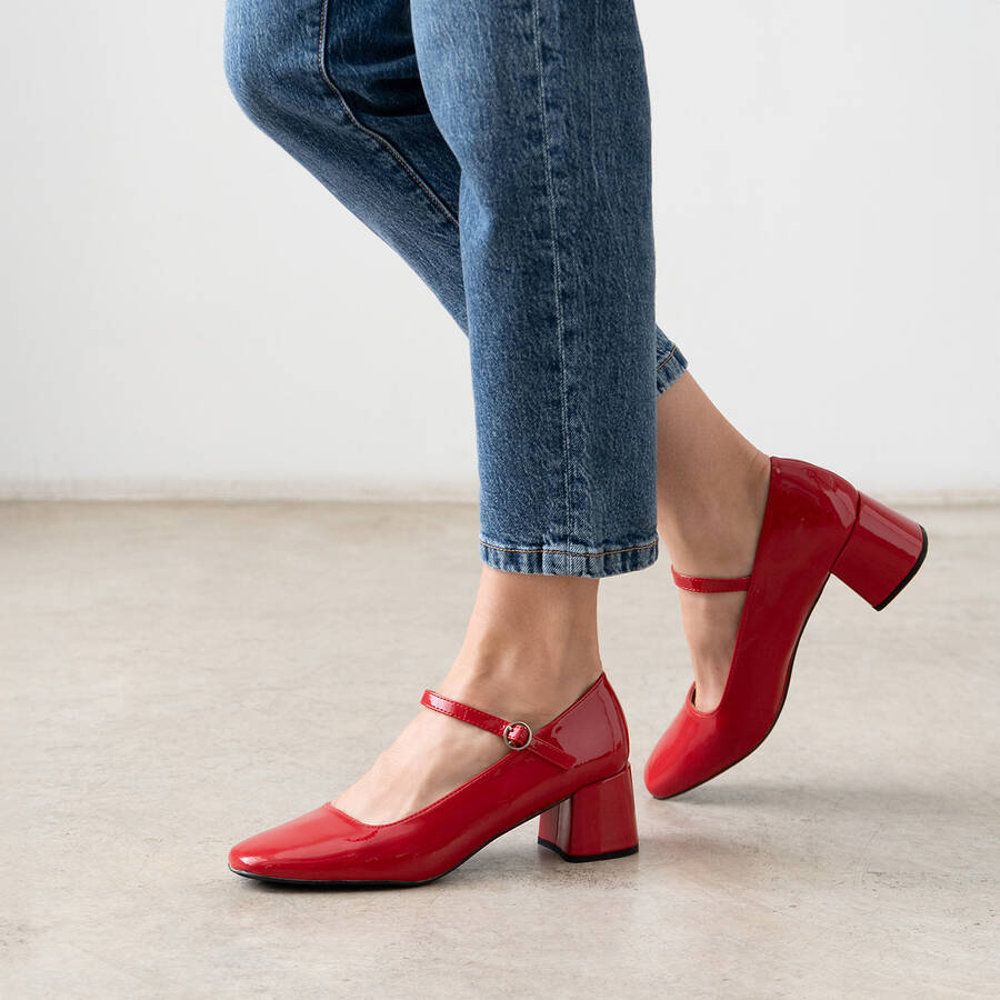 Schuh im Mary-Jane-Stil mit Lacklederabsatz in der Farbe Rot 