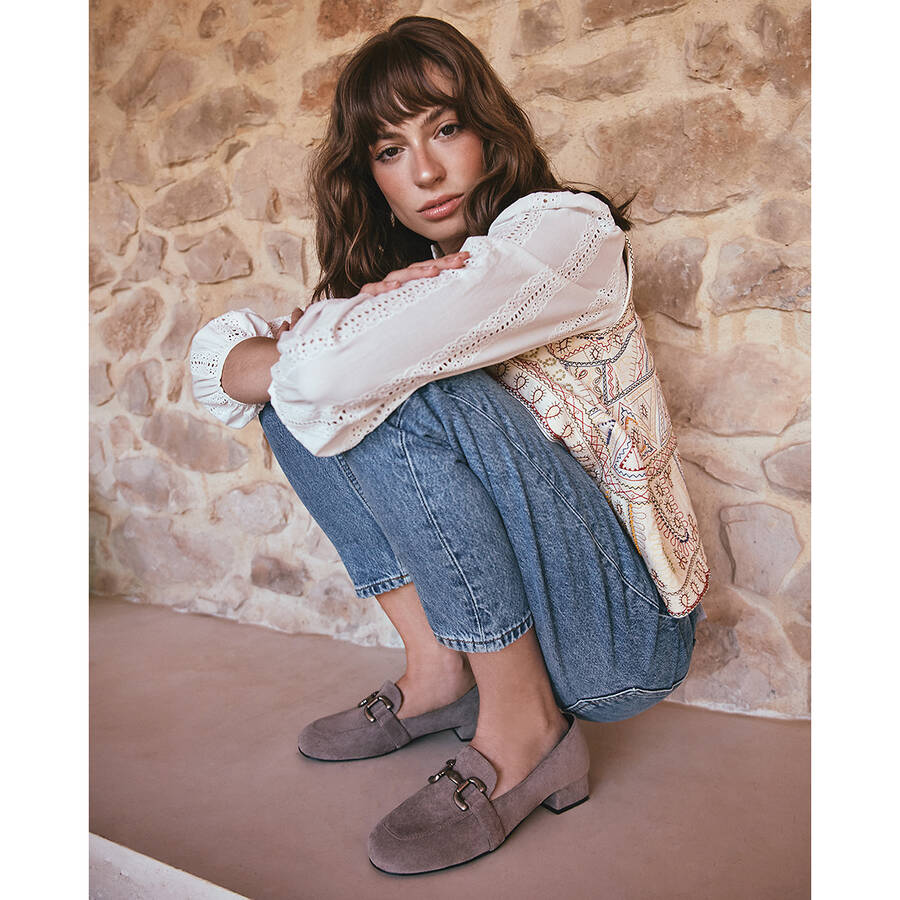 Heeled loafer in grey suede material 