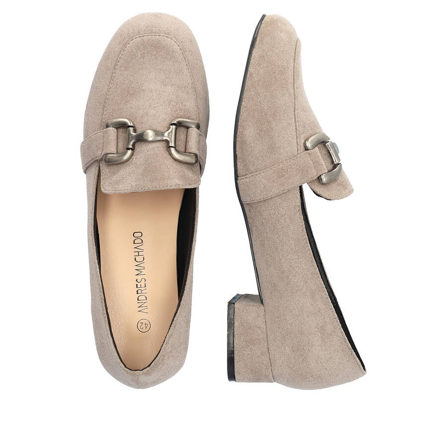 Heeled loafer in grey suede material 