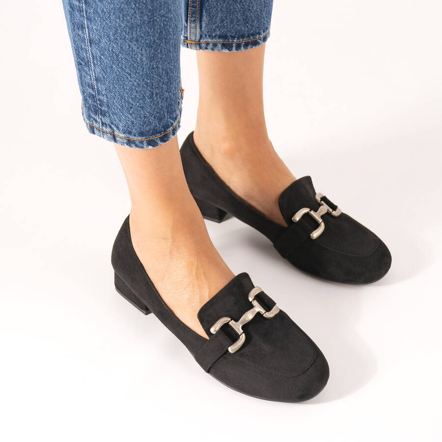 Heeled loafer in grey suede material 