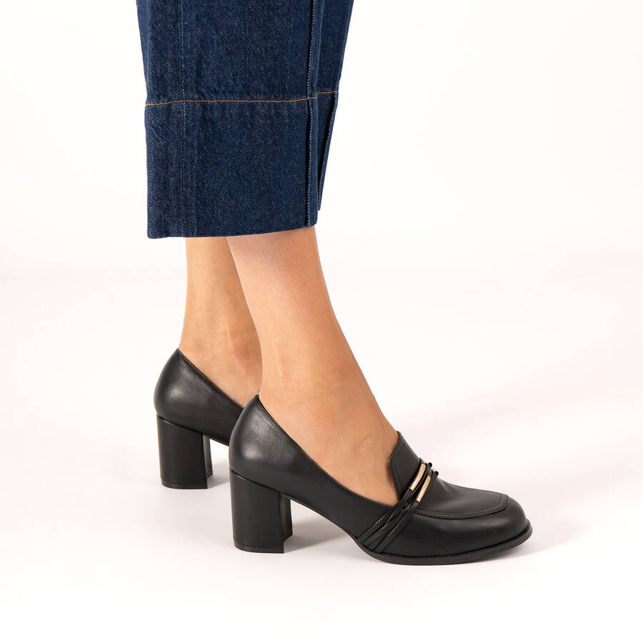 Heeled loafer in black soft faux leather 