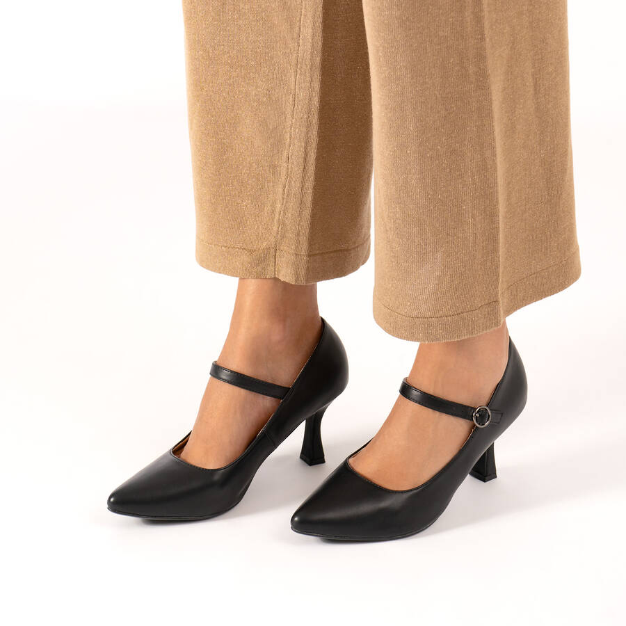 Mary Jane with kitten heel in soft black colour 