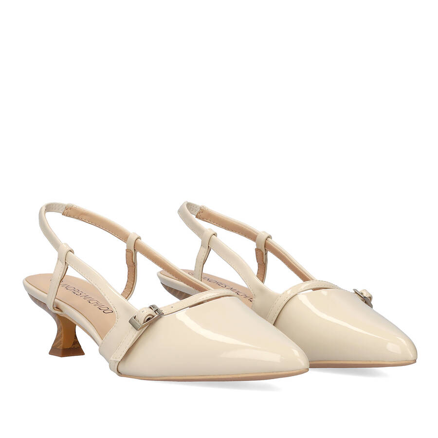 Slingback beige patent shoes with a kitten heel 